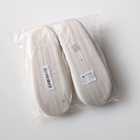 bad bunny slippers pink heart size 40 to 41 size 9.5 10 10.5, NWT - Picture 3 of 5